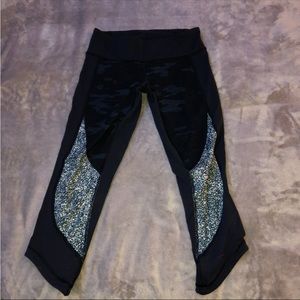 Lululemon navy blue with circles/ army design cropped leggings